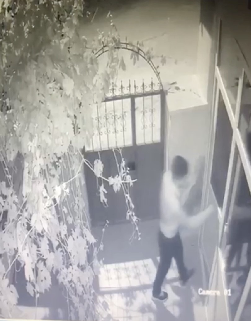 Şahsın 35 adet suç kaydı olduğu belirlenirken yakalanma anı ise kameraya yansıdı (2)