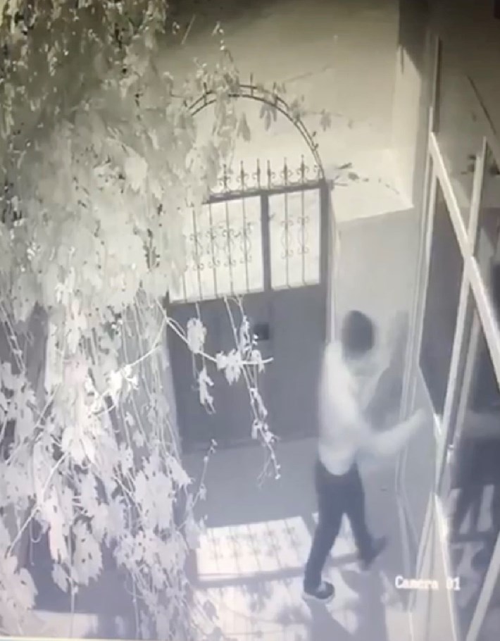 Şahsın 35 adet suç kaydı olduğu belirlenirken yakalanma anı ise kameraya yansıdı (2)