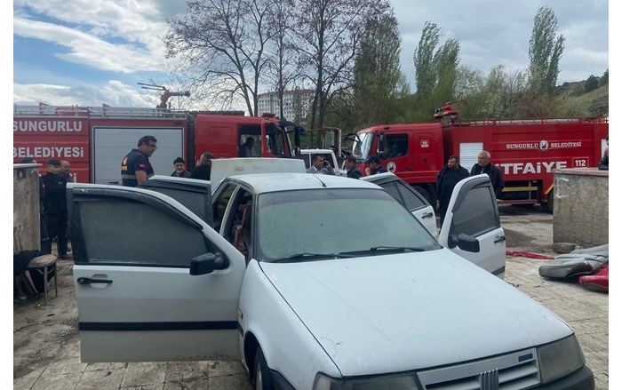 Sanayi sitesinde park halinde bulunan araçta çıkan yangın büyümeden söndürüldü (2)