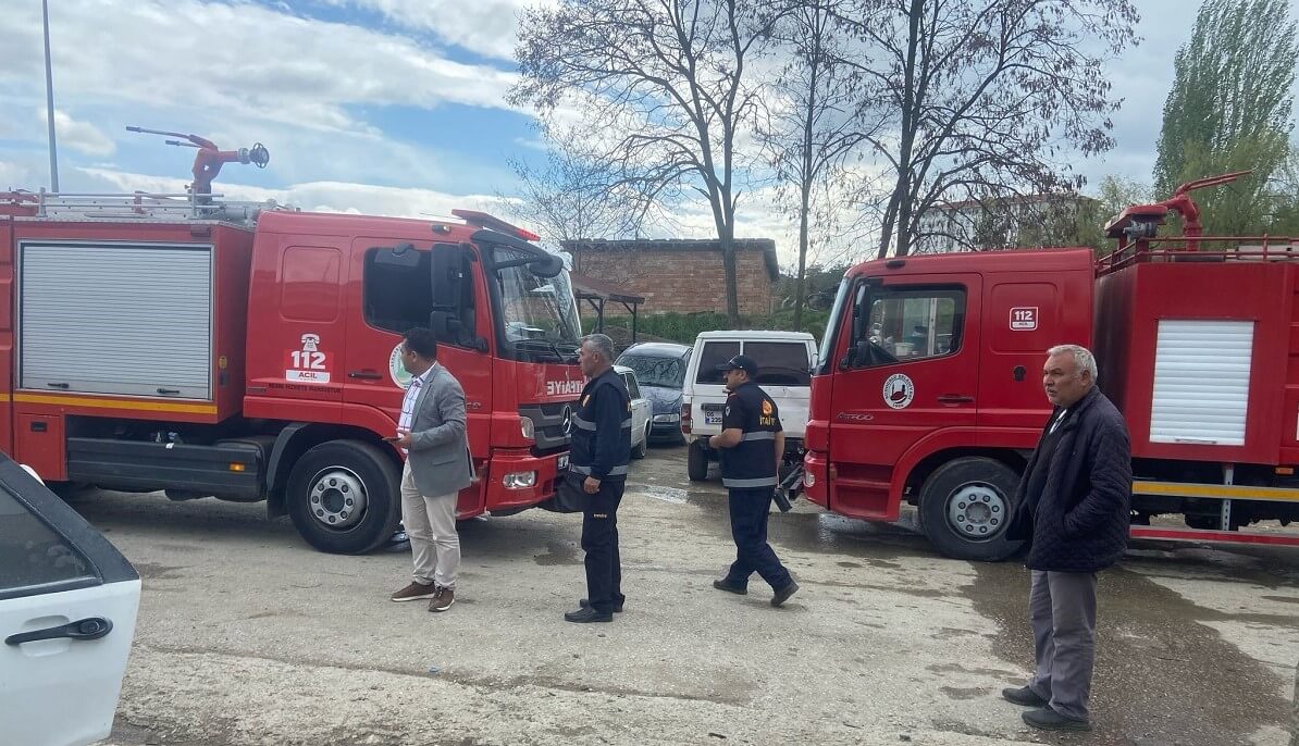 Sanayi sitesinde park halinde bulunan araçta çıkan yangın büyümeden söndürüldü (3)