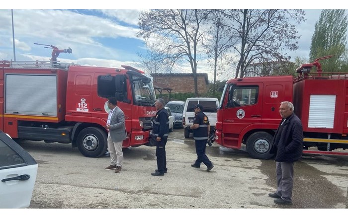 Sanayi sitesinde park halinde bulunan araçta çıkan yangın büyümeden söndürüldü (3)