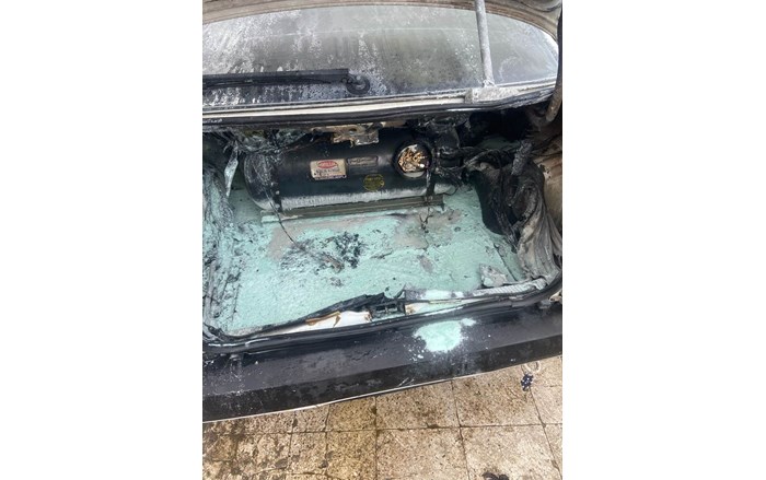 Sanayi sitesinde park halinde bulunan araçta çıkan yangın büyümeden söndürüldü (4)