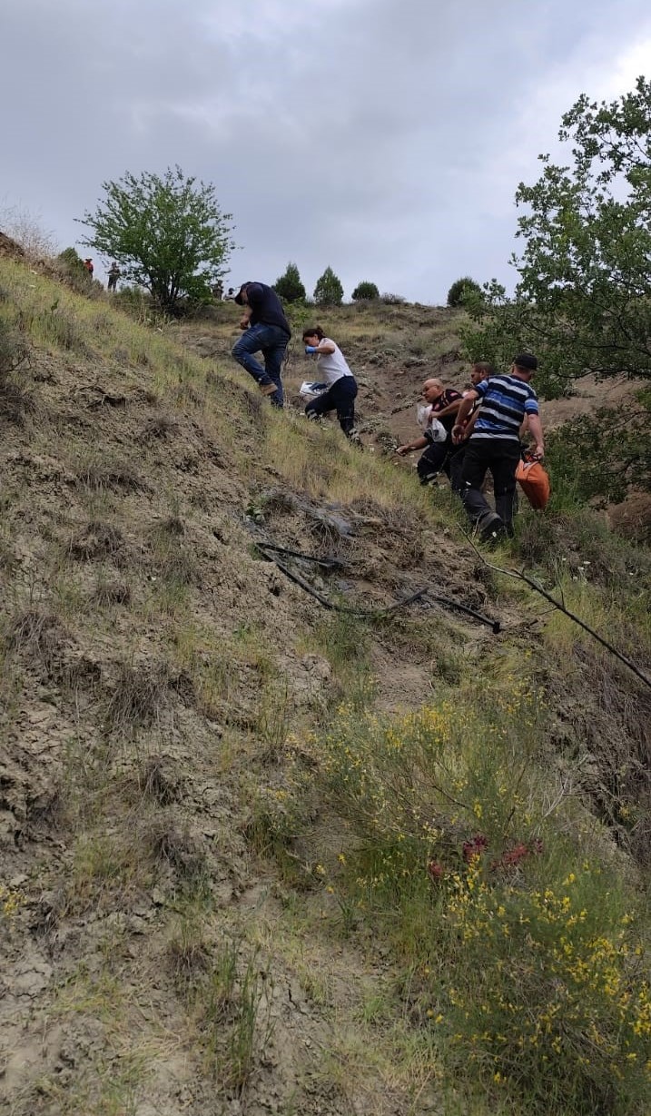 Şarampole devrilen traktörün altında kalan sürücü hayatını kaybetti (1)
