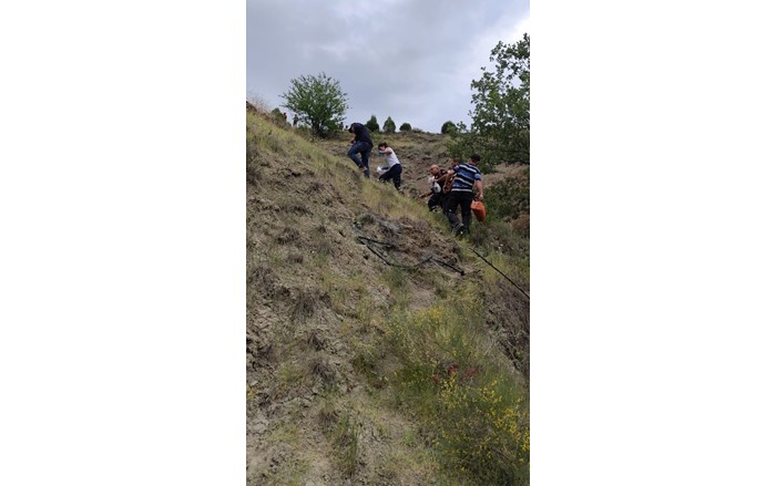 Şarampole devrilen traktörün altında kalan sürücü hayatını kaybetti (1)