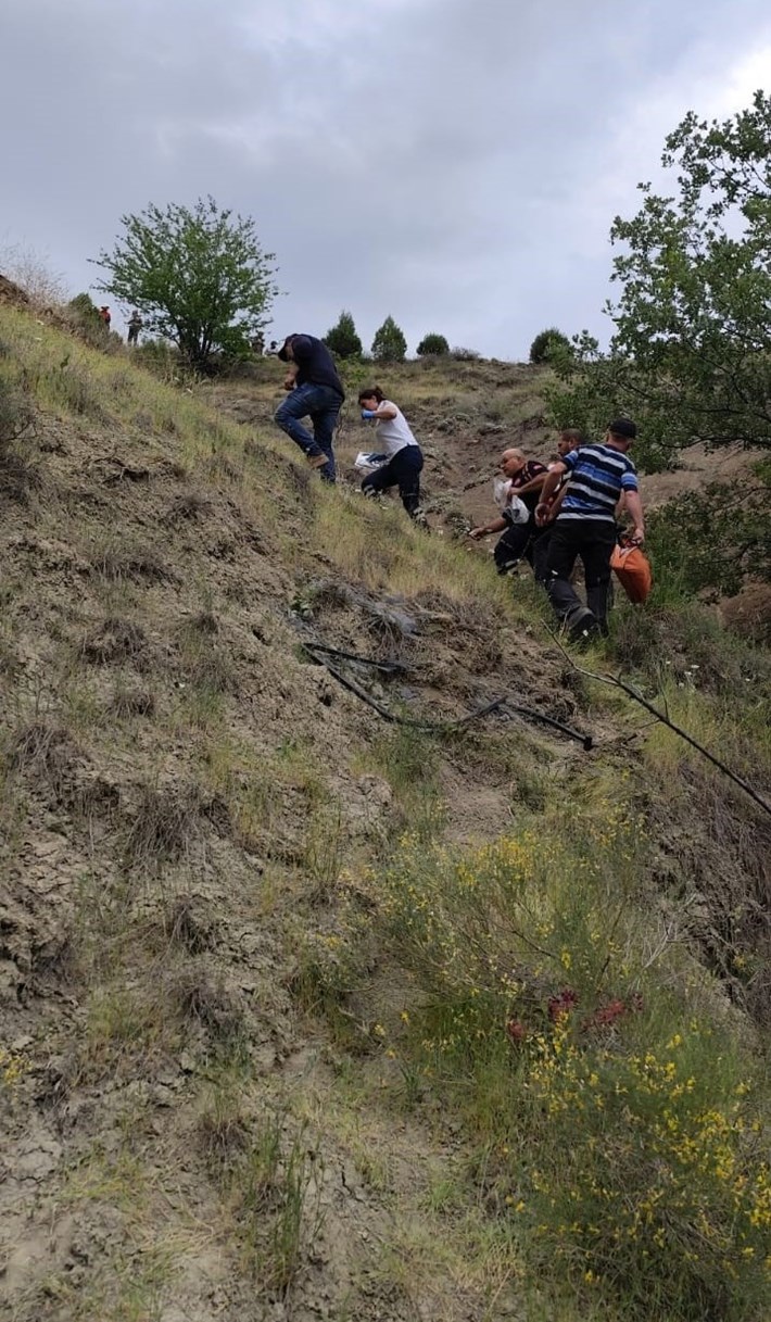 Şarampole devrilen traktörün altında kalan sürücü hayatını kaybetti (1)