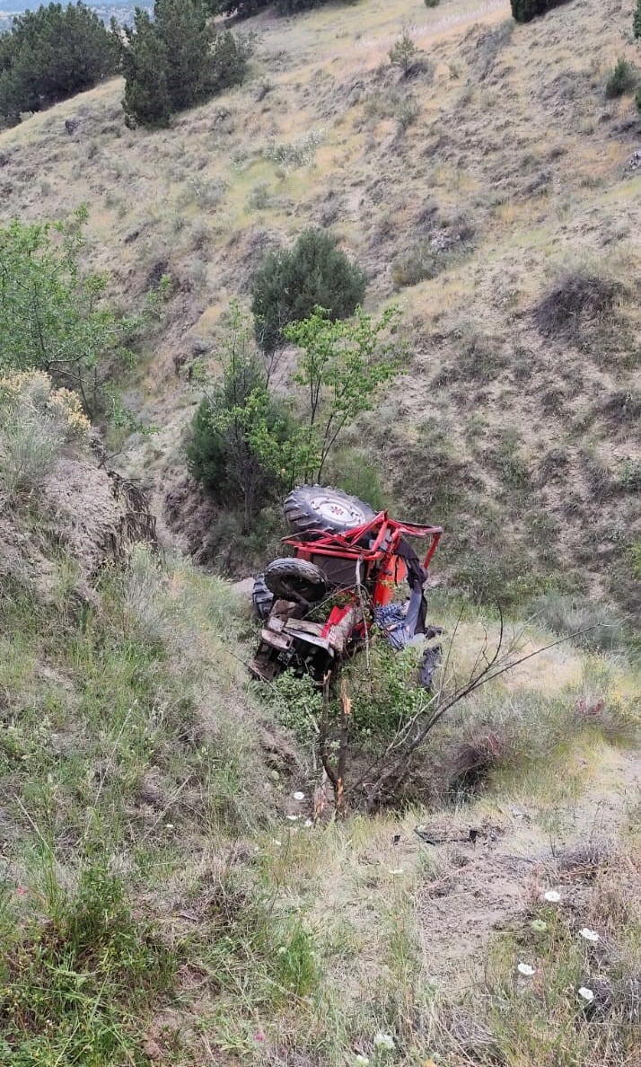 Şarampole devrilen traktörün altında kalan sürücü hayatını kaybetti (2)