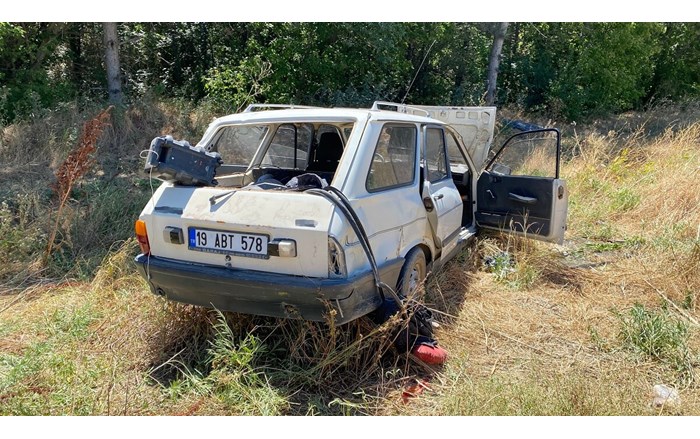Savrulan otomobil, yol kenarındaki demir bariyerlere çarptıktan sonra ağaçlık alana girerek durabildi (1)