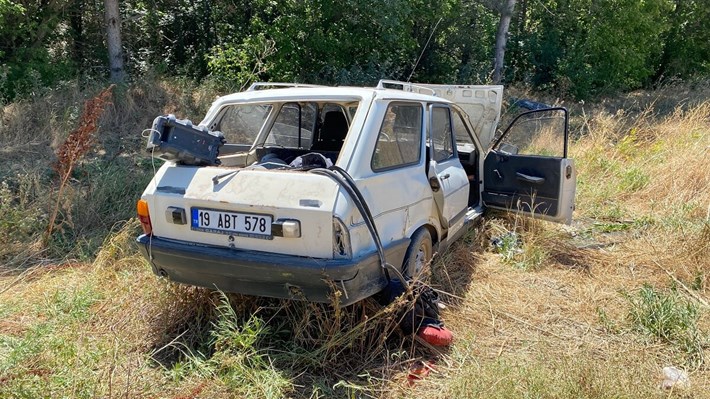 Savrulan otomobil, yol kenarındaki demir bariyerlere çarptıktan sonra ağaçlık alana girerek durabildi (1)