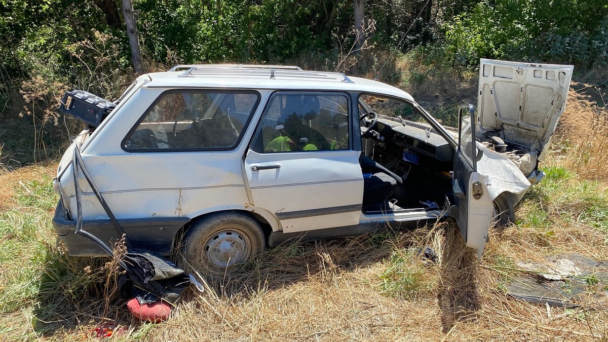 Savrulan otomobil, yol kenarındaki demir bariyerlere çarptıktan sonra ağaçlık alana girerek durabildi (2)