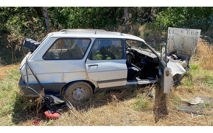 Savrulan otomobil, yol kenarındaki demir bariyerlere çarptıktan sonra ağaçlık alana girerek durabildi (2)