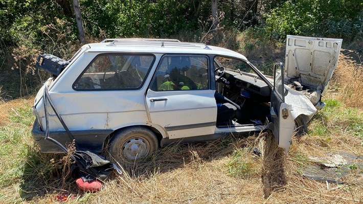 Savrulan otomobil, yol kenarındaki demir bariyerlere çarptıktan sonra ağaçlık alana girerek durabildi (2)
