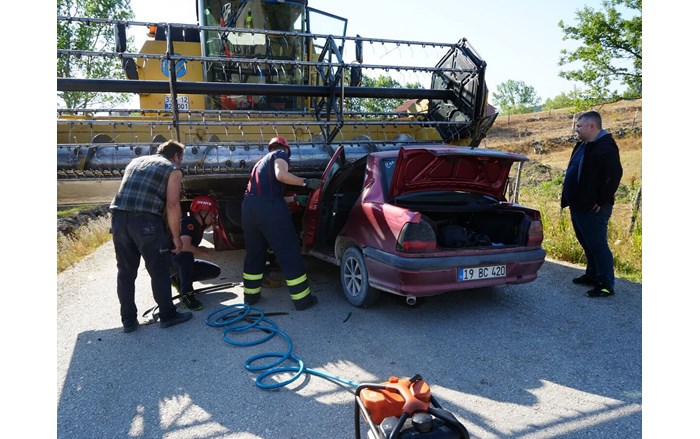 Sefer Akkaya idaresindeki otomobil, karşı yönden gelen biçerdöverin altında kaldı (1)