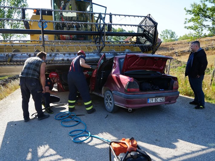 Sefer Akkaya idaresindeki otomobil, karşı yönden gelen biçerdöverin altında kaldı (1)