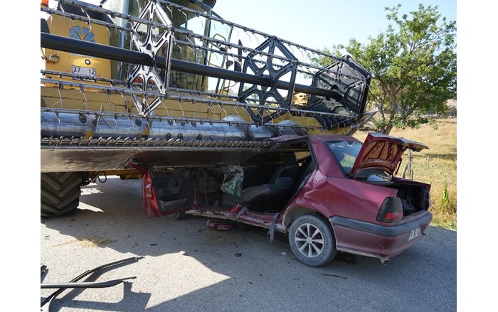 Sefer Akkaya idaresindeki otomobil, karşı yönden gelen biçerdöverin altında kaldı (2)