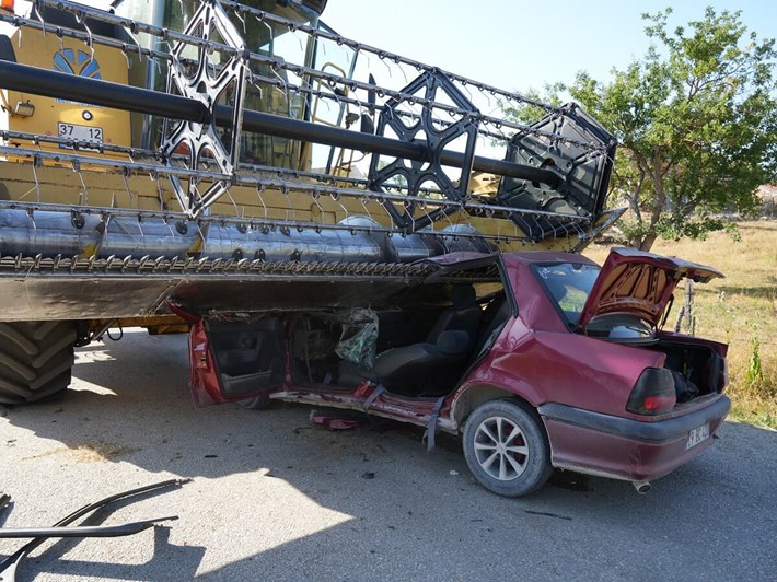 Sefer Akkaya idaresindeki otomobil, karşı yönden gelen biçerdöverin altında kaldı (2)