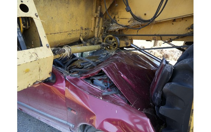 Sefer Akkaya idaresindeki otomobil, karşı yönden gelen biçerdöverin altında kaldı (3)