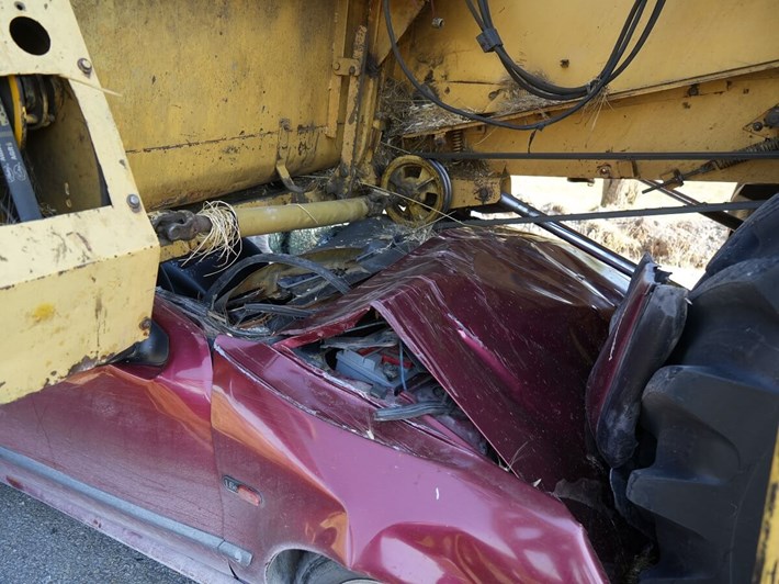 Sefer Akkaya idaresindeki otomobil, karşı yönden gelen biçerdöverin altında kaldı (3)