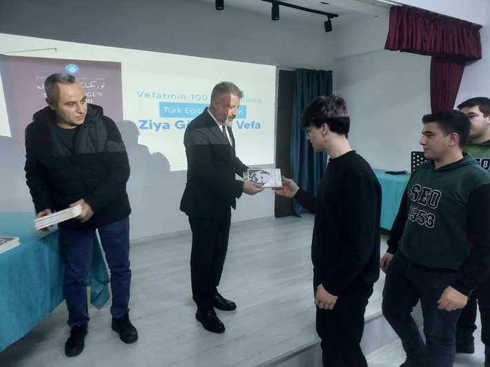 Selim Aydın, öğrencilere Ziya Gökalp'in Türkçülüğün Esasları kitabını dağıttı