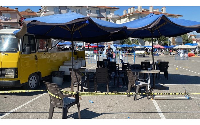 Semt pazarında köftecilik ile gözlemecilik yapan 2 esnaf arasında, aralarında daha önce bulunan husumet sebebiyle tartışma çıktı (2)