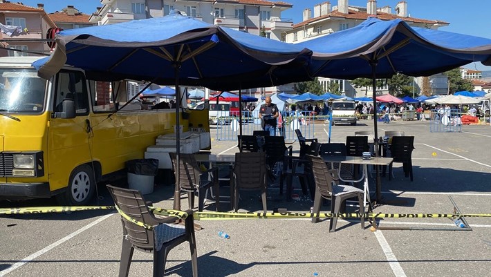 Semt pazarında köftecilik ile gözlemecilik yapan 2 esnaf arasında, aralarında daha önce bulunan husumet sebebiyle tartışma çıktı (2)