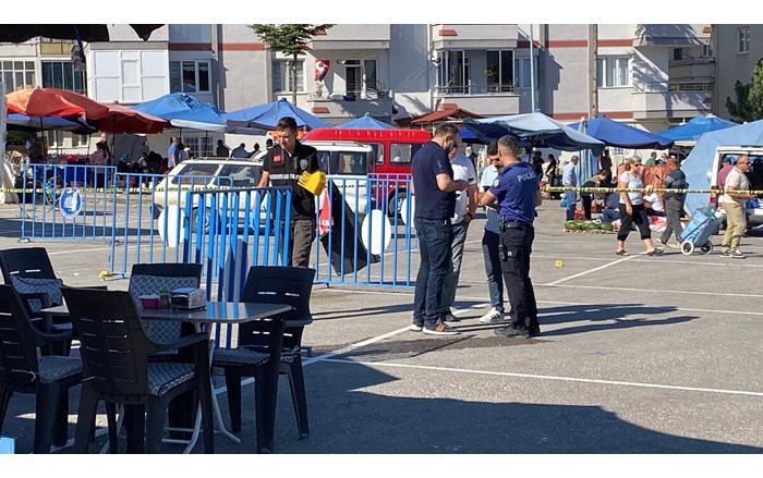 Semt pazarında köftecilik ile gözlemecilik yapan 2 esnaf arasında, aralarında daha önce bulunan husumet sebebiyle tartışma çıktı (3)