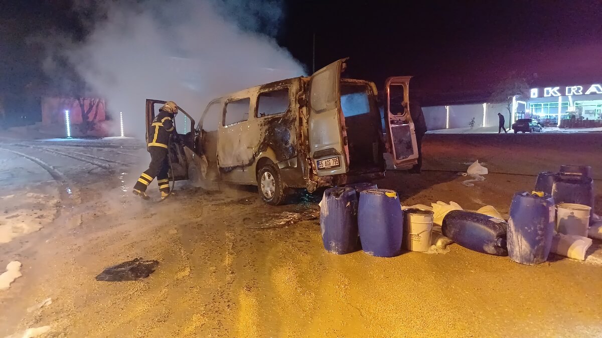 seyir halindeki araç, motor kısmından tutuştu (1)