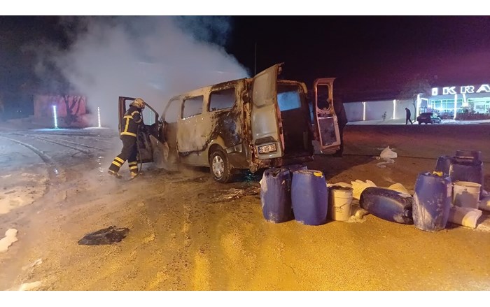 seyir halindeki araç, motor kısmından tutuştu (1)