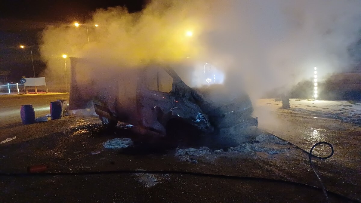 seyir halindeki araç, motor kısmından tutuştu (2)