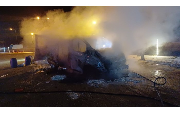 seyir halindeki araç, motor kısmından tutuştu (2)