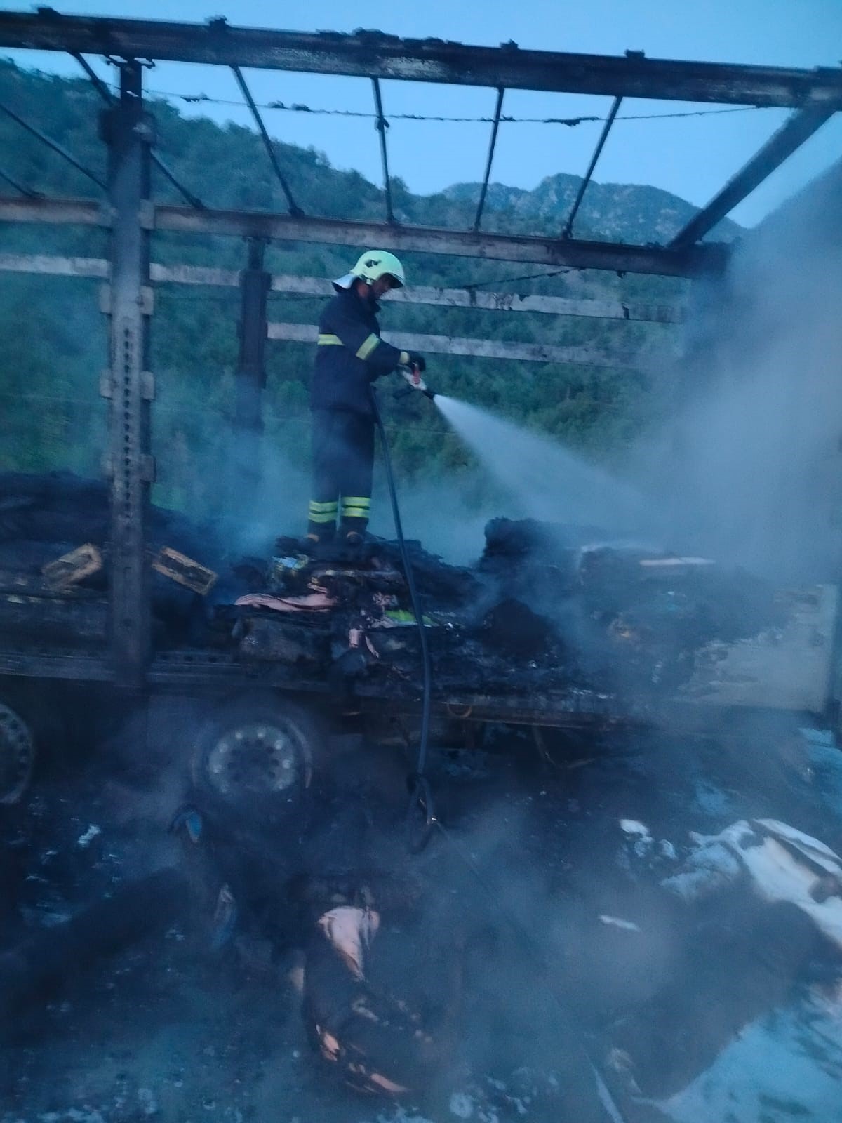 Seyir halindeki bir TIR’ın dorsesinde çıkan yangın itfaiye ekipleri tarafından söndürüldü (2)