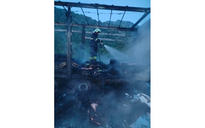 Seyir halindeki bir TIR’ın dorsesinde çıkan yangın itfaiye ekipleri tarafından söndürüldü (2)