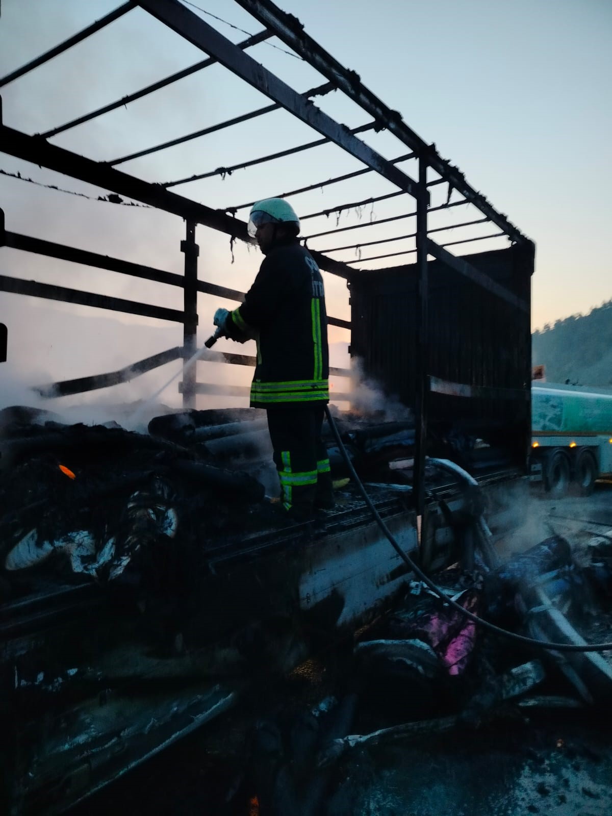 Seyir halindeki bir TIR’ın dorsesinde çıkan yangın itfaiye ekipleri tarafından söndürüldü (3)