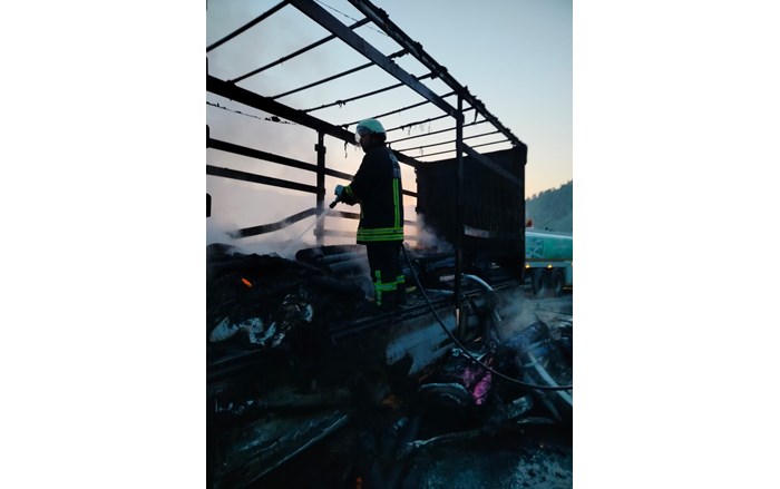 Seyir halindeki bir TIR’ın dorsesinde çıkan yangın itfaiye ekipleri tarafından söndürüldü (3)