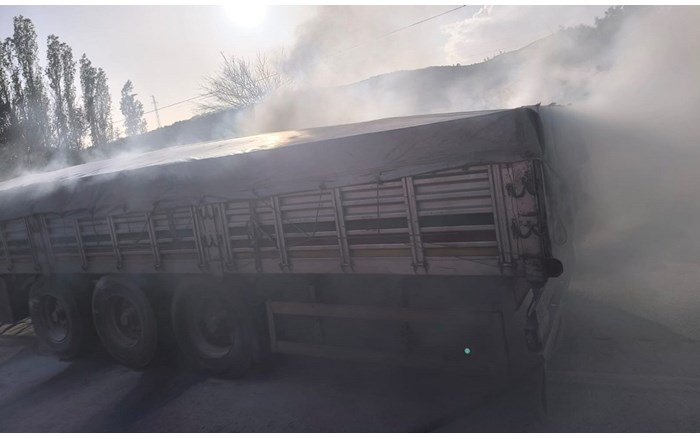 Seyir halindeki bir tırın dorsesinde yangın çıktı 2