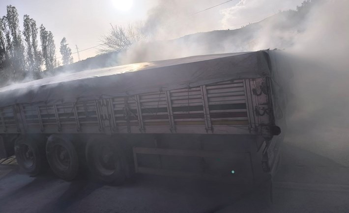 Seyir halindeki bir tırın dorsesinde yangın çıktı 2