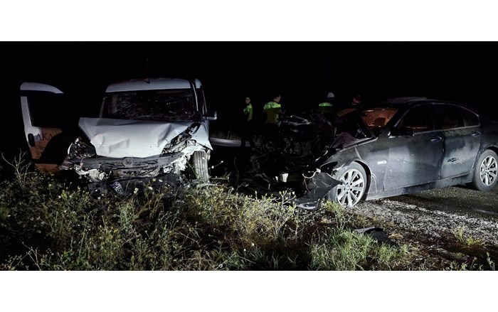 Sungurlu ilçesinde 2 otomobil ile 1 hafif ticari aracın karıştığı zincirleme trafik kazasında 1'i ağır 3 kişi yaralandı (2)