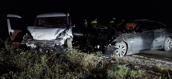 Sungurlu ilçesinde 2 otomobil ile 1 hafif ticari aracın karıştığı zincirleme trafik kazasında 1'i ağır 3 kişi yaralandı (2)