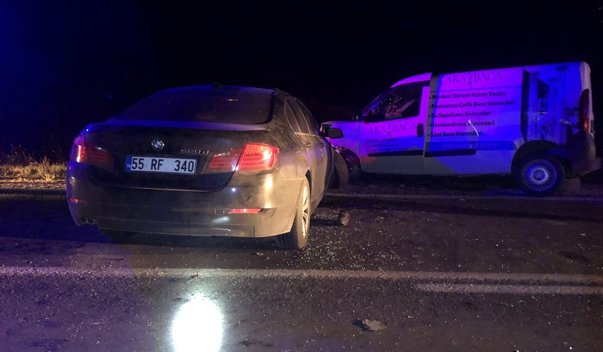 Sungurlu ilçesinde 2 otomobil ile 1 hafif ticari aracın karıştığı zincirleme trafik kazasında 1'i ağır 3 kişi yaralandı (3)