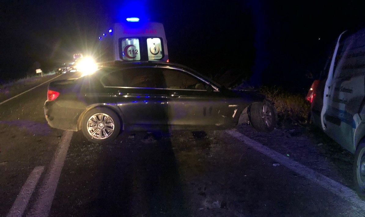 Sungurlu ilçesinde 2 otomobil ile 1 hafif ticari aracın karıştığı zincirleme trafik kazasında 1'i ağır 3 kişi yaralandı (4)