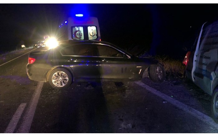 Sungurlu ilçesinde 2 otomobil ile 1 hafif ticari aracın karıştığı zincirleme trafik kazasında 1'i ağır 3 kişi yaralandı (4)