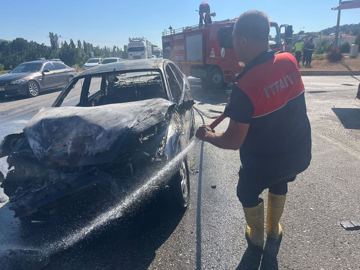 Sungurlu ilçesinde 2 otomobilin çarpıştığı kazada araçlardan biri alev alarak yanarken, 1’i ağır 4 kişi yaralandı (1)