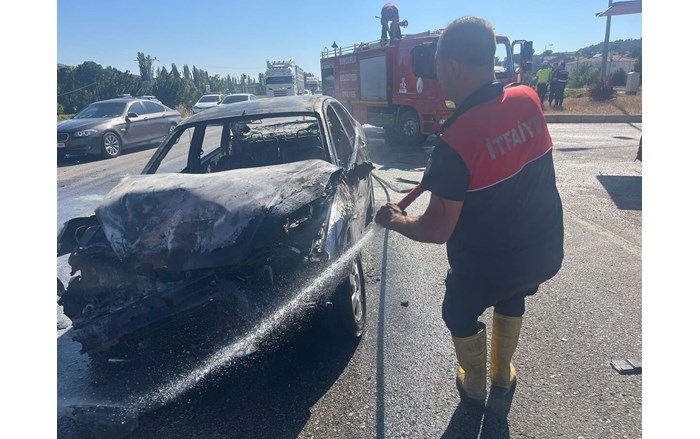 Sungurlu ilçesinde 2 otomobilin çarpıştığı kazada araçlardan biri alev alarak yanarken, 1’i ağır 4 kişi yaralandı (1)