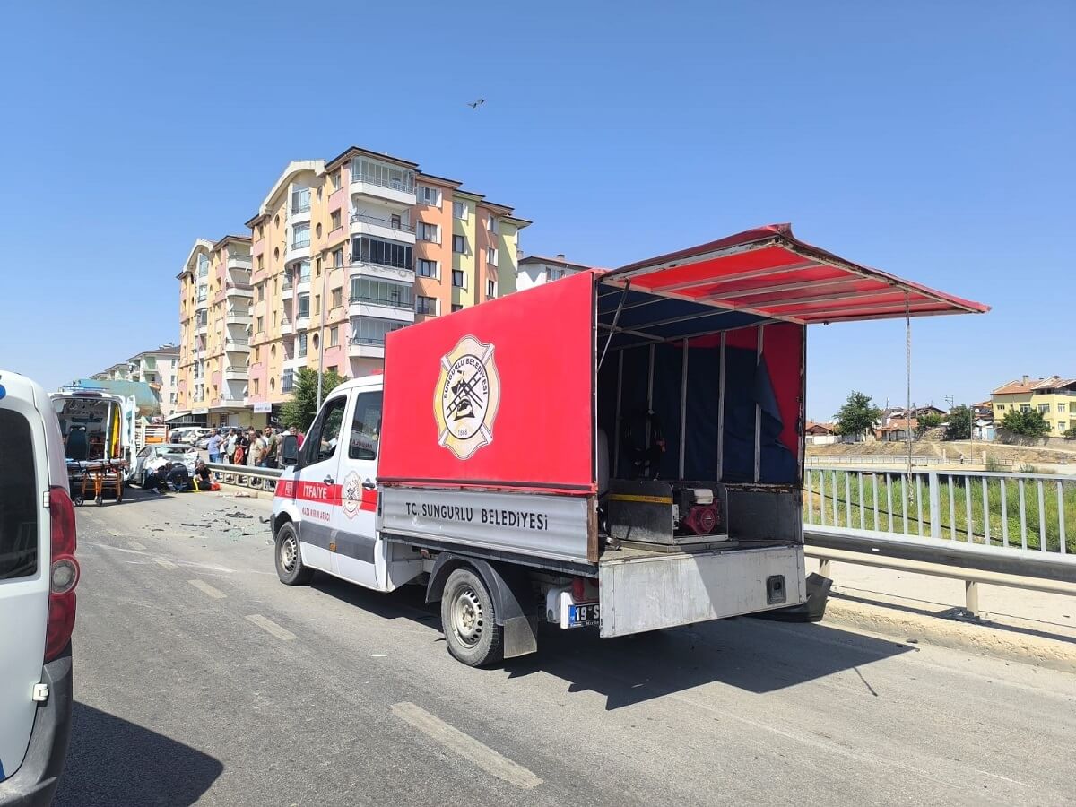 Sungurlu ilçesinde 3 aracın karıştığı zincirleme trafik kazasında 1'i çocuk 8 kişi yaralandı (1)