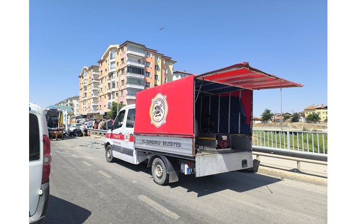 Sungurlu ilçesinde 3 aracın karıştığı zincirleme trafik kazasında 1'i çocuk 8 kişi yaralandı (1)