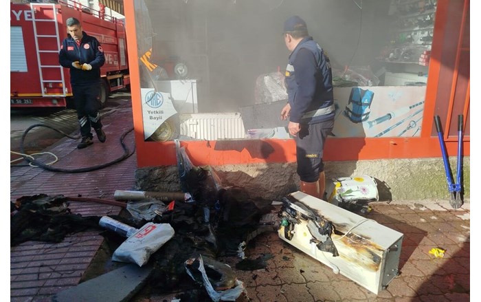 Sungurlu ilçesinde av bayiinde çıkan yangın, itfaiye ekipleri tarafından söndürüldü (2)