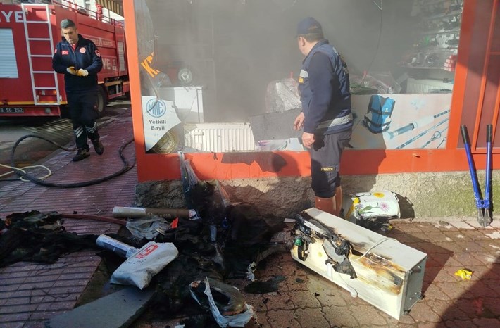 Sungurlu ilçesinde av bayiinde çıkan yangın, itfaiye ekipleri tarafından söndürüldü (2)