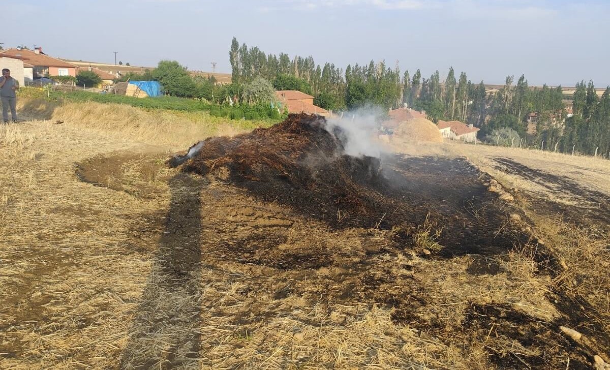 Sungurlu ilçesinde bir tarlada çıkan yangın neticesinde 300 adet balya yanarak kül oldu (2)