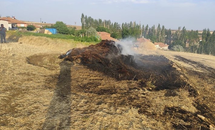 Sungurlu ilçesinde bir tarlada çıkan yangın neticesinde 300 adet balya yanarak kül oldu (2)