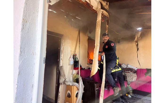 Sungurlu İlçesinde çıkan yangında bir ev küle döndü (4)