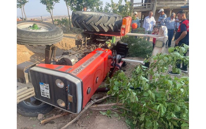 Sungurlu ilçesinde devrilen traktörün 74 yaşındaki sürücüsü yaralandı (2)